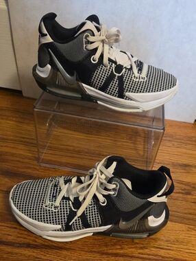 Nike LeBron Witness 7 Basketball Shoe Size Men's 8.5/Women's Size 10